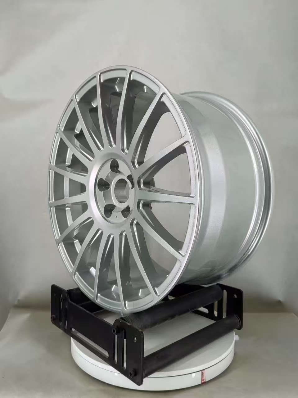 Multi-spoke rally-style wheel